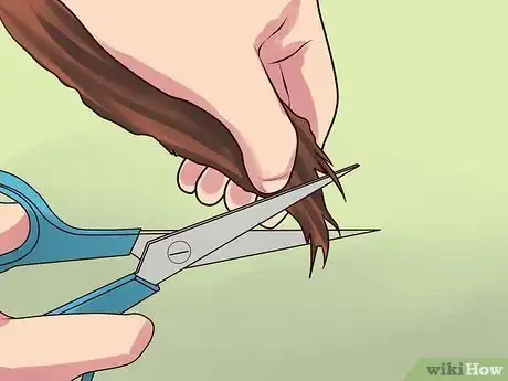 Step 5 用剪刀将顽固的结发削薄。
