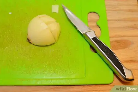 Step 2 把洋葱炒软。