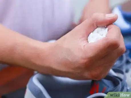 Step 3 将纸巾揉成一团塞到鞋中。