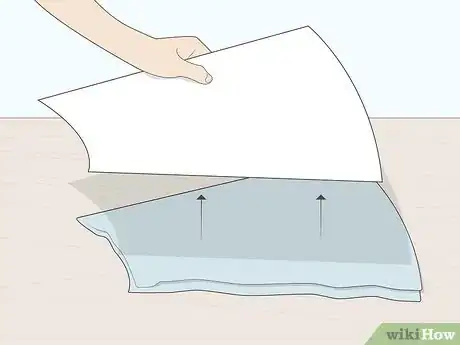Step 6 将纸裁片从布面裁片上拿掉。