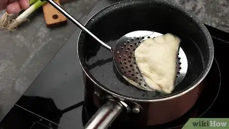 Step 1 煮饺子也有学问，要把饺子煮透，我们有一个传统的小方法。