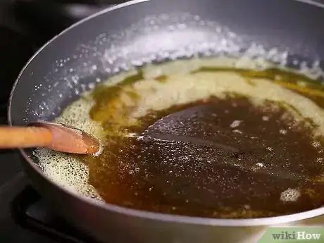 Step 1 将印度酥油放在比较大的炖锅中用中火加热。