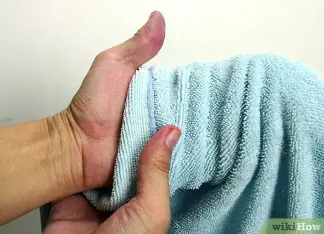 Step 2 睡觉时，把双手放在毛巾上，以免床单沾到婴儿油而损坏。