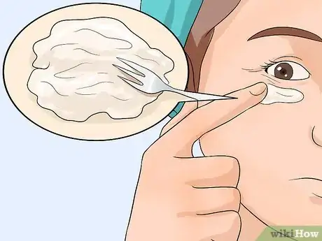 Step 1 用香蕉对抗皱纹或者皲裂的脚后跟。