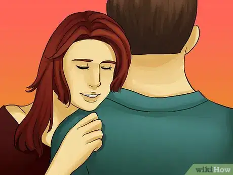 Step 3 时不时地给他一个长时间的拥抱。