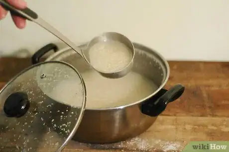 Step 2 将去壳大麦在水中小火慢煮5小时。