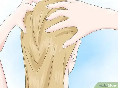 Step 2 把混合液涂在头发上。