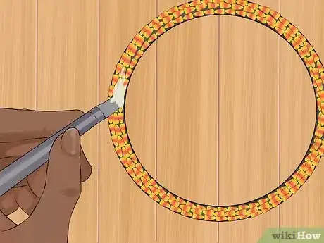 Step 6 将 Mod Podge胶涂满整个花环来密封。
