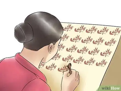 Step 8 再度涂上蜡，以在布料上添加更多层颜色和图案。