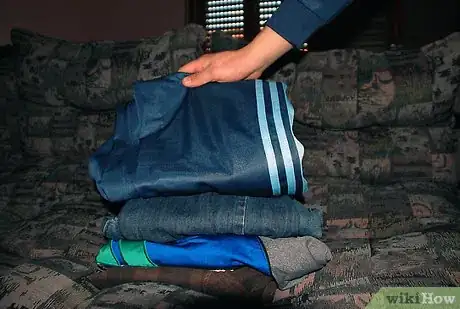 Step 3 把脏衣服和干净衣服分开。