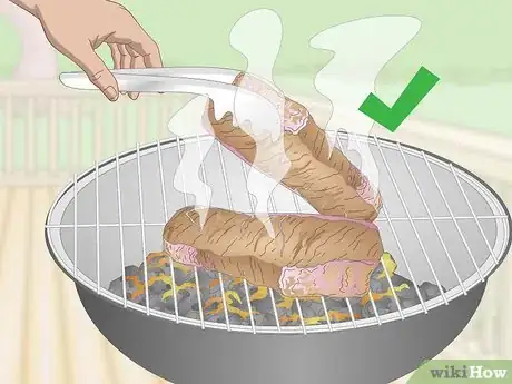 Step 6 把鹿肉排烤至半熟。