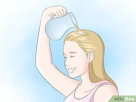 Step 2 用茶冲洗头发。