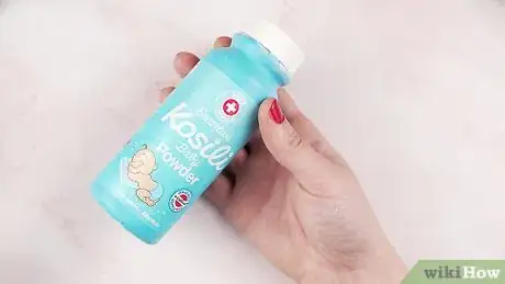 Step 1 使用免洗洗发喷雾或洗发粉来吸收椰子油。