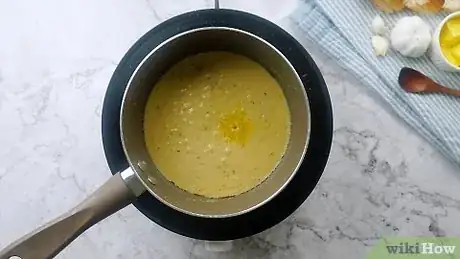 Step 1 用小火将奶油白酱慢慢烧开。