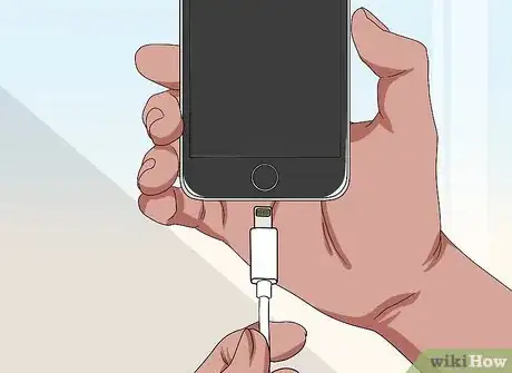 Step 3 将HDMI适配器连接到iPhone。