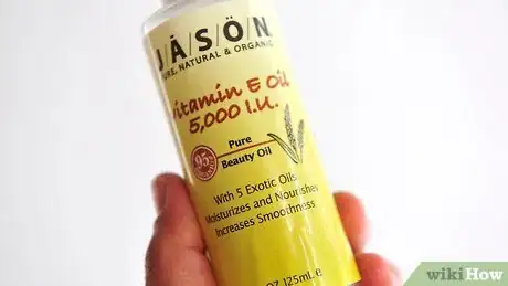 Step 3 用精油护理头发。