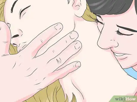 Step 4 用嘴唇轻轻擦蹭她的颈部。