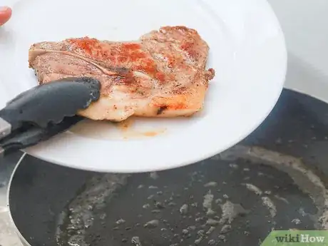 Step 9 取出猪排，放入盘里即可食用。