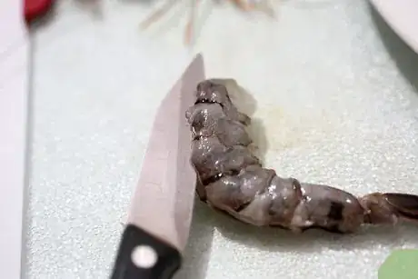 Step 2 去除虾背部的黑色虾线。