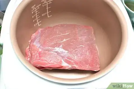 Step 2 把牛臀肉放入慢炖锅。