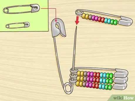 Step 3 打开大别针，把串好珠子的小别针一次串到大别针上串满。