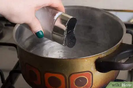 Step 2 往水中加入柠檬汁和盐。