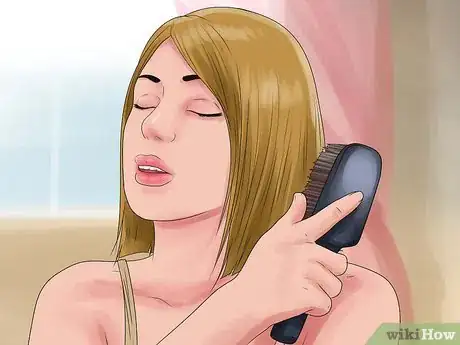 Step 2 轻轻地梳头。