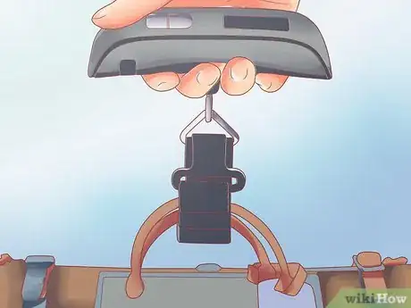 Step 3 把行李挂在秤上。