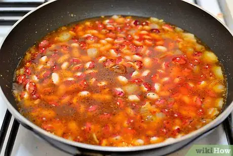 Step 6 加入番茄酱、蔬菜汤、豆子和剩下的水。