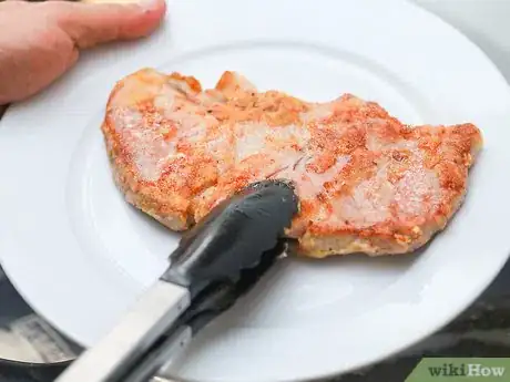 Step 11 取出猪排，放到盘里即可食用。