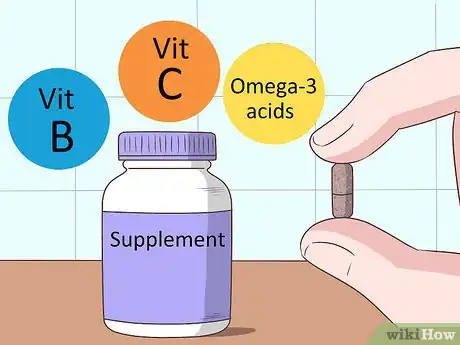 Step 4 服用能够促进皮肤保持水分充足的维生素。