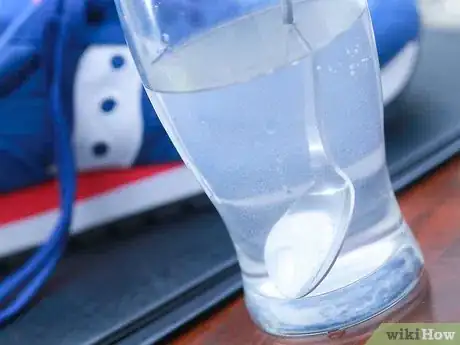 Step 2 用醋溶液浸泡运动鞋和鞋垫。