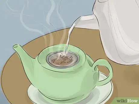 Step 4 把水倒在茶叶上。