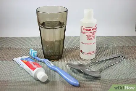 Step 2 每天刷牙前用双氧水溶液漱口。