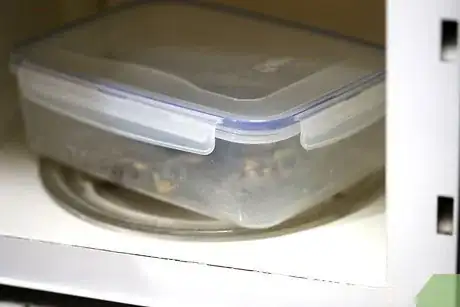 Step 3 盖上盖子，用微波炉蒸到虾变成粉红的不透明状。