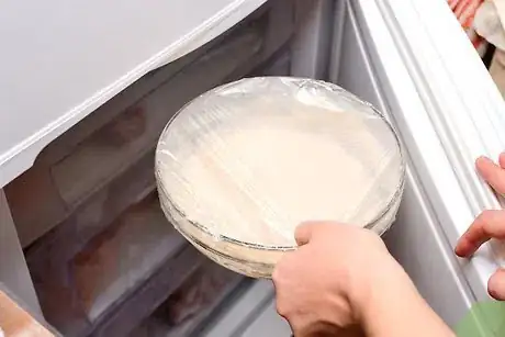 Step 3 在冰淇淋还是半结冻状态时取出。