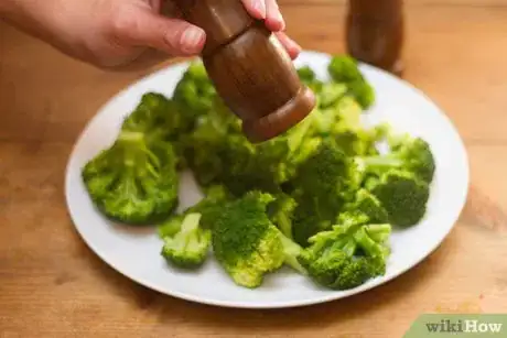 Step 4 将水控干，加调料后食用。