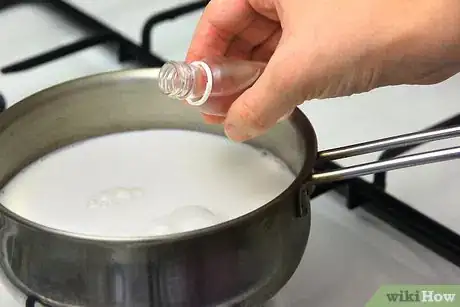 Step 2 搅拌脱脂乳和凝乳酶。