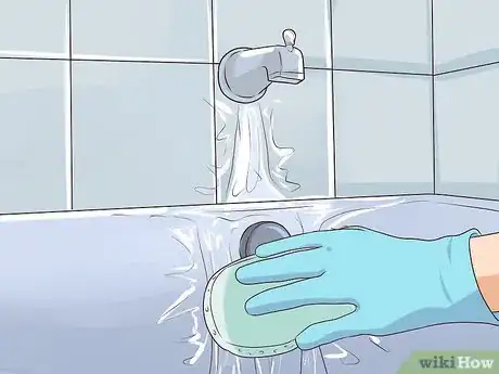 Step 4 用软海绵擦去污渍。