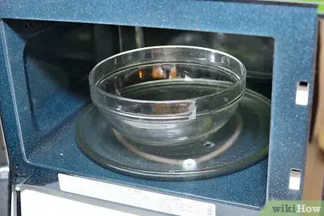 Step 6 用微波炉高火将植物油加热1分钟，将植物油倒入微波炉碗中加热1分钟。