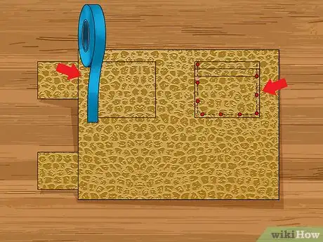 Step 3 临时性地用胶带或者大头针把口袋固定在钱包主体上。