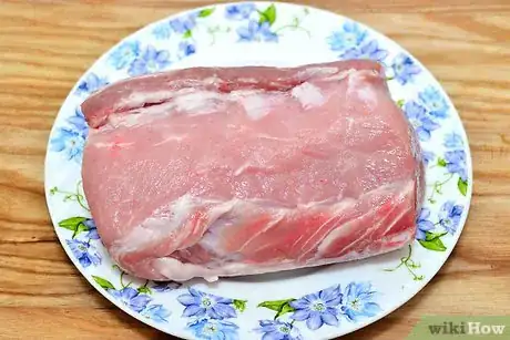 Step 2 烤肉解冻后，将其从冰箱取出。