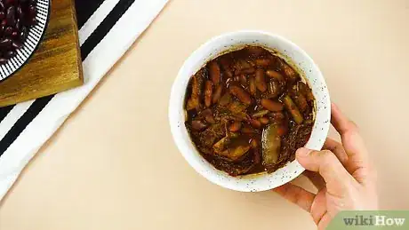 Step 2 用黑豆和红豆制作辣椒酱。