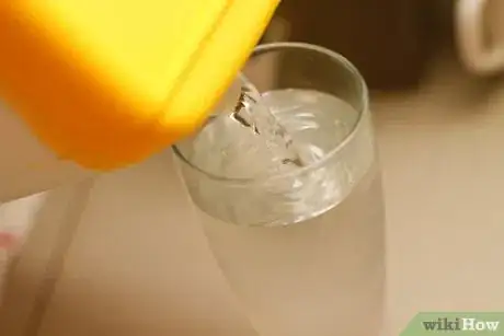 Step 8 每天至少喝68盎司(2 L)的水。