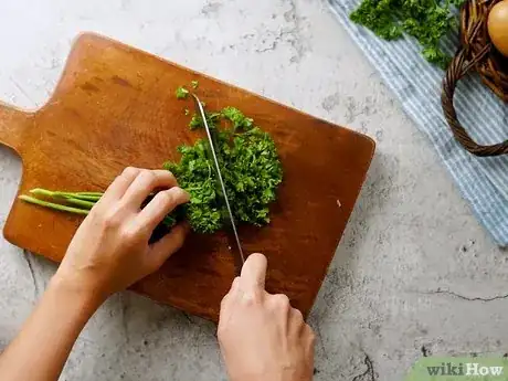 Step 4 添加香草，让蛋饼的味道更丰富。