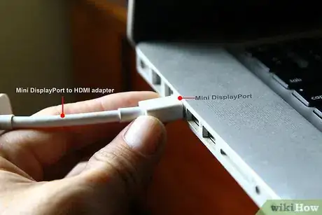 Step 4 把Mini DisplayPort和Macbook Pro相连。