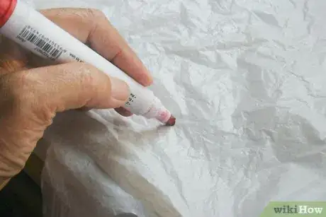 Step 3 用尺子找到风筝底部的位置，做上标记。