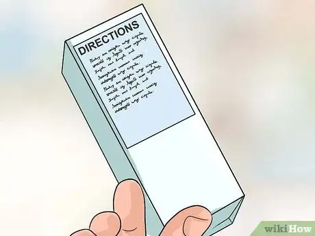 Step 5 按照说明对隐形眼镜进行清洁和消毒。