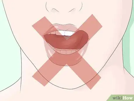 Step 2 不要舔或撕干裂的嘴皮。