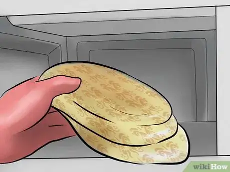 Step 7 把微波炉的布料取出。